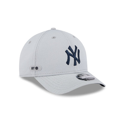 New York Yankees 2025 Clubhouse Gray 9FORTY M-Crown Snapback Hat